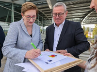 Klara Geywitz unterzeichnet die Urkunde