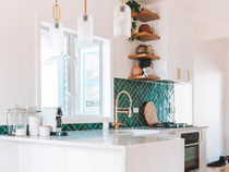 Eine farbenfrohe Rückwand kann mehr Lebendigkeit und Persönlichkeit in Ihre Küche bringen
