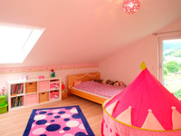 Bei der Planung des Familienhauses sollte es genügend Rückzugsorte geben, die Privatsphäre bieten: Vom Kinderzimmer bis zum Hobbyraum oder Atelier. Kinderzimmer