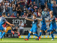 Die gemeinsame Leidenschaft vereint die Spieler auf dem Feld und ihre Unterstützer am Spielfeldrand TSG Hoffenheim Profis