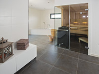 Wellness-Oase: Das Badezimmer mit integrierter Sauna ist der Lieblingsort von Familie Förster.